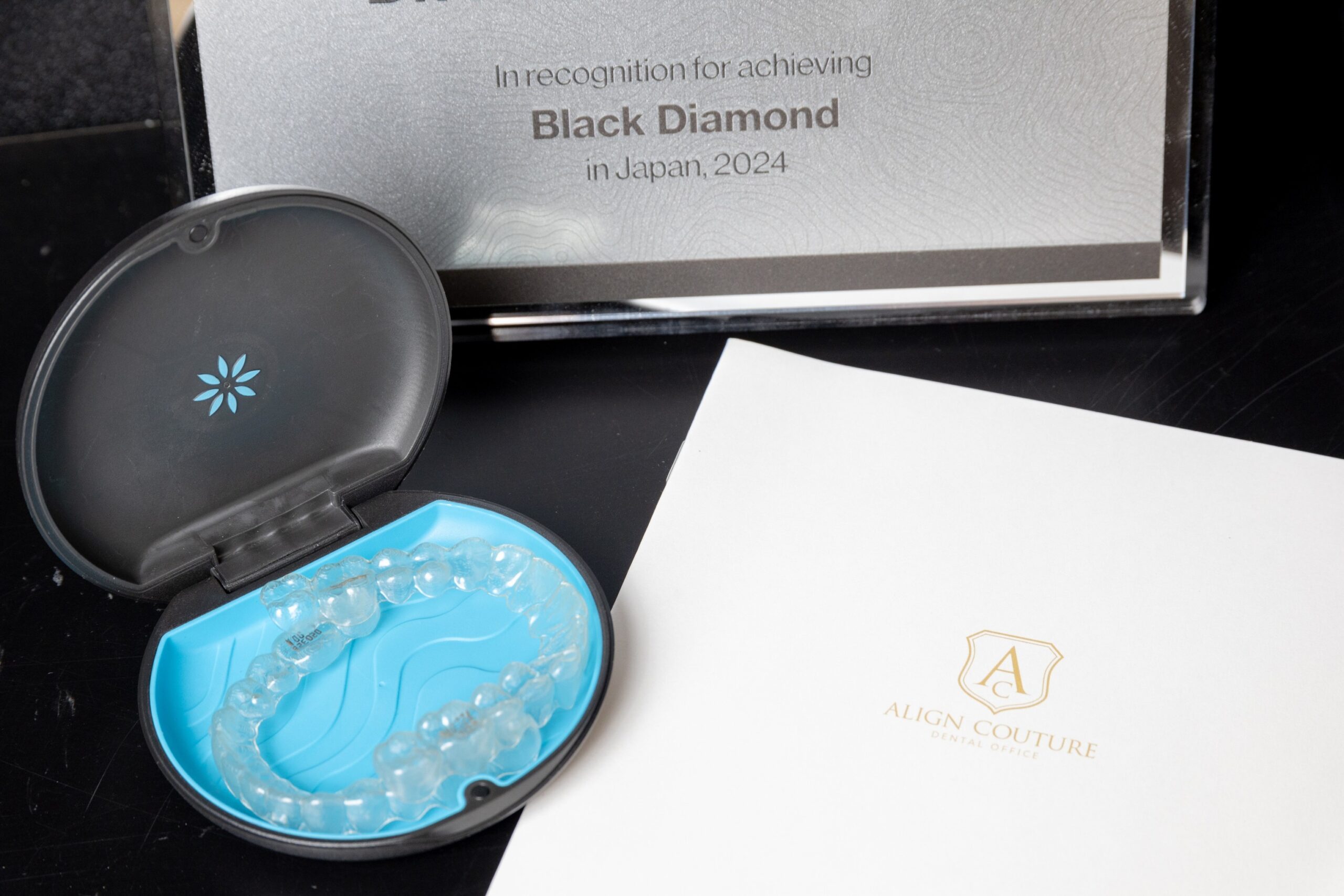 インビザラインと表彰盾